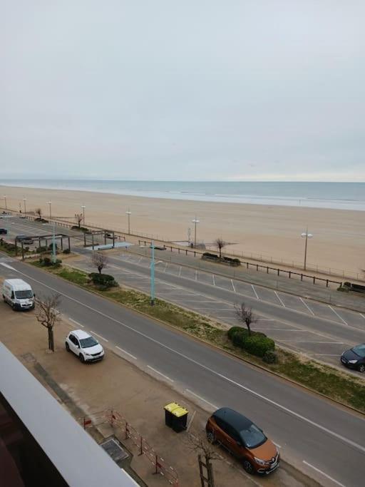 Jean De Mont, Superbe Balcon Face Apartment
